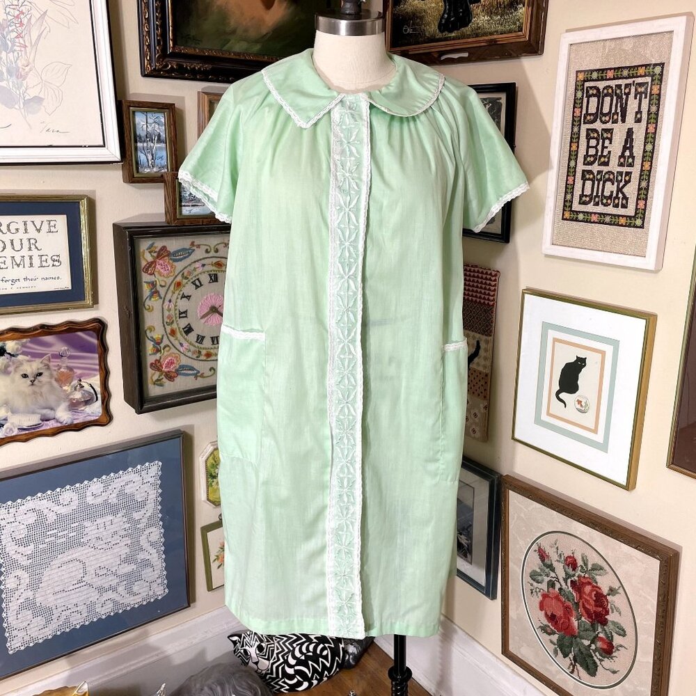 70s Vintage Leisure Life Spring Green Short Sleeve House Coat with Lace Trim